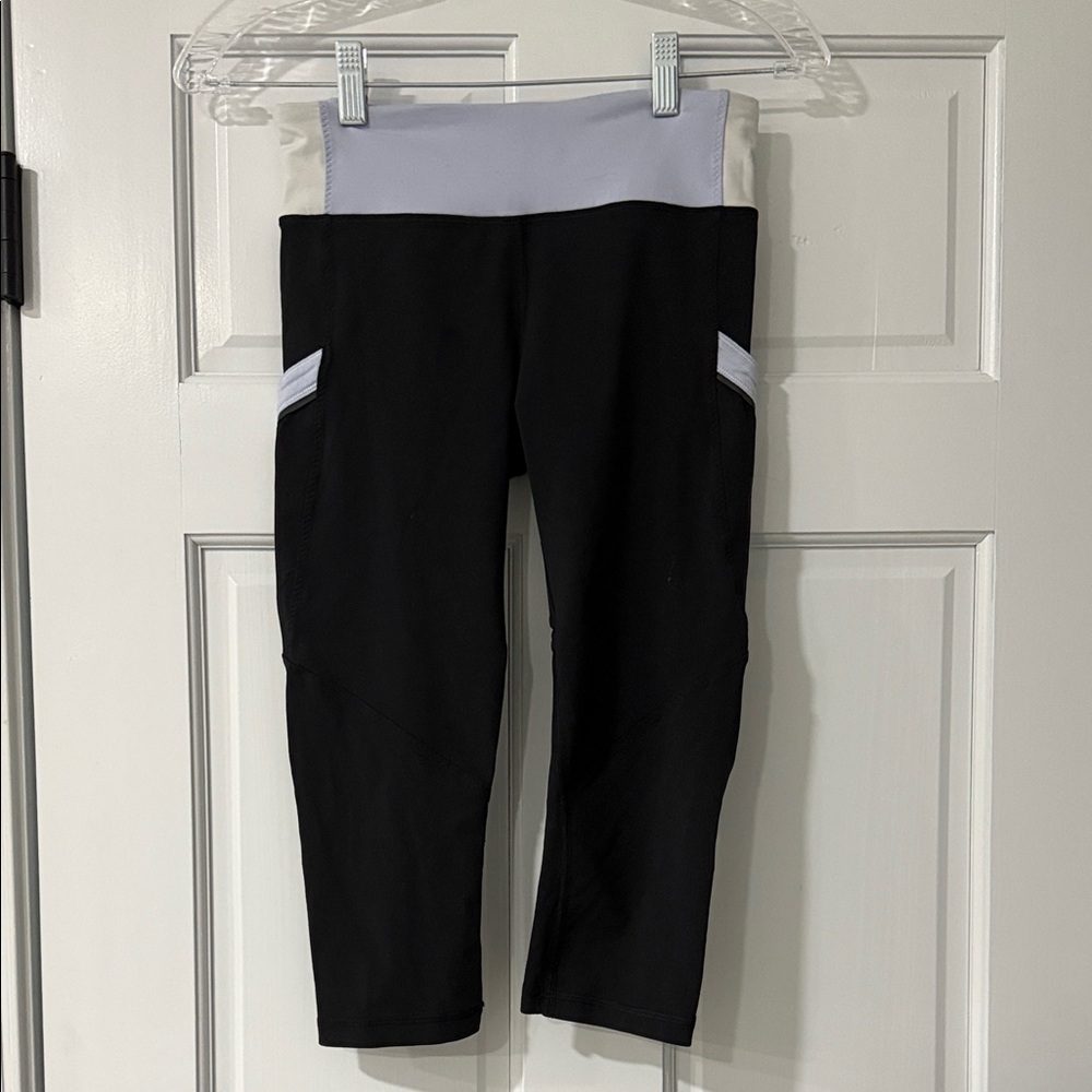 Lululemon Run: Mod Moves Crop Leggings. Size 4. Black/cool breeze/nimbus